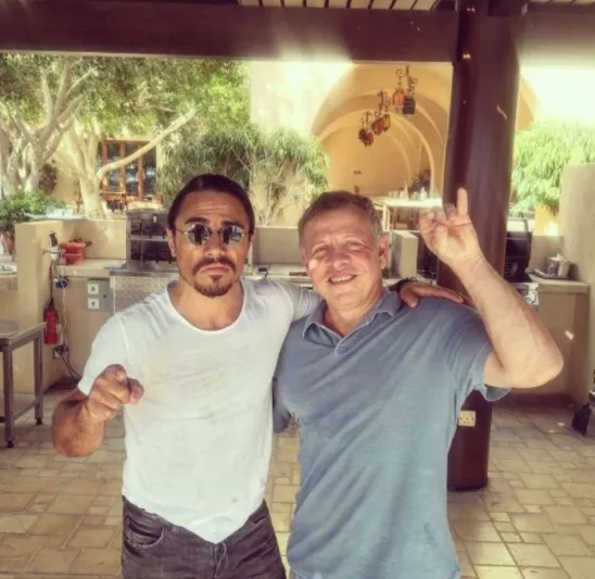 شاهد| ملك الأردن مع «سولت باي» ويقلده في رشة الملح الشهيرة