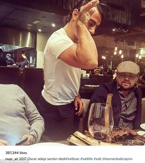 شاهد| ملك الأردن مع «سولت باي» ويقلده في رشة الملح الشهيرة