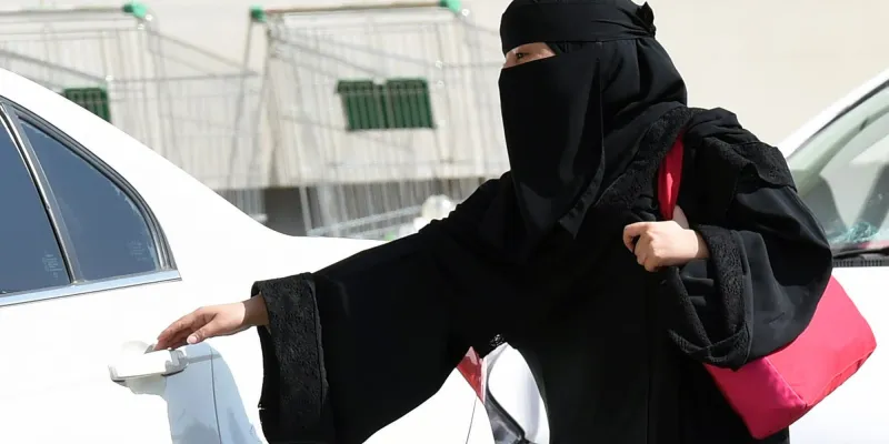 بالفيديو| تجمع آلاف الريالات من التسول وتغادر فى سيارة حديثة