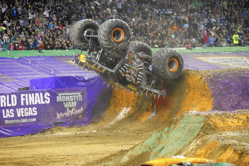 فيديو|انقلاب شاحنة في عروض مونسترجام