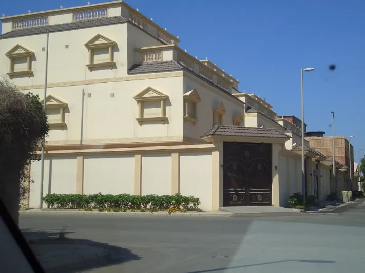 صحيفة حكم قضائي بإلزام أحد الأمراء بإخلاء قصر بمدينة جدَّة لصالح صاحب العقار