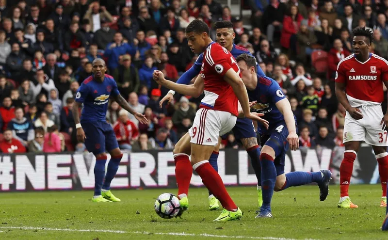 بالفيديو ظهور سواريز العضاض جديد في الدوري الإنجليزي