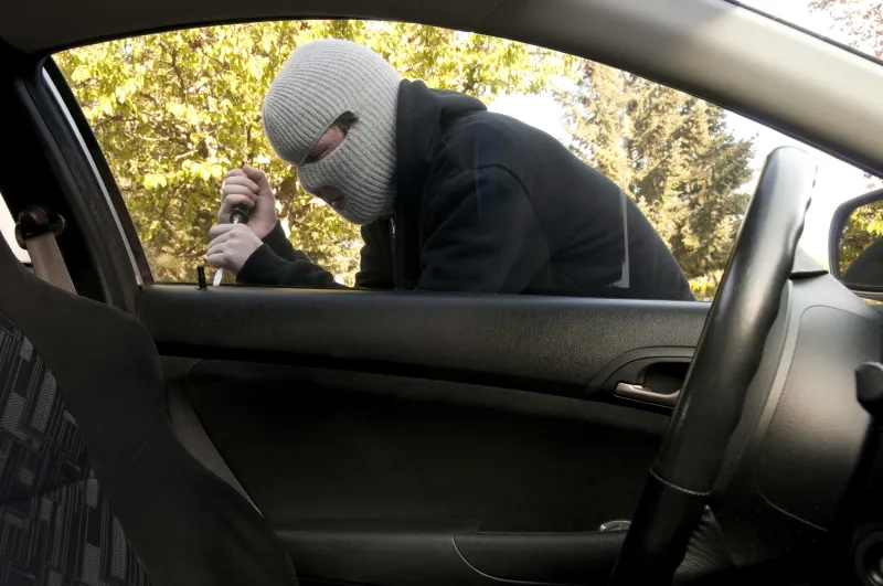 حبس شابين استعرضا بسيارة مسروقة في العين