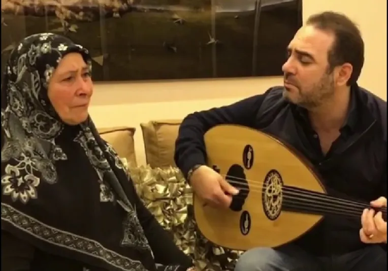 شاهد| لأول مرة.. وائل جسار يغني "ست الحبايب" برفقة والدته