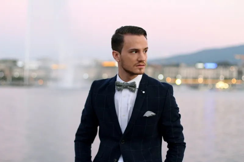 انفوجراف| دليلك لوضع متعلقاتك داخل جيوب البذلة دون إفساد مظهرك