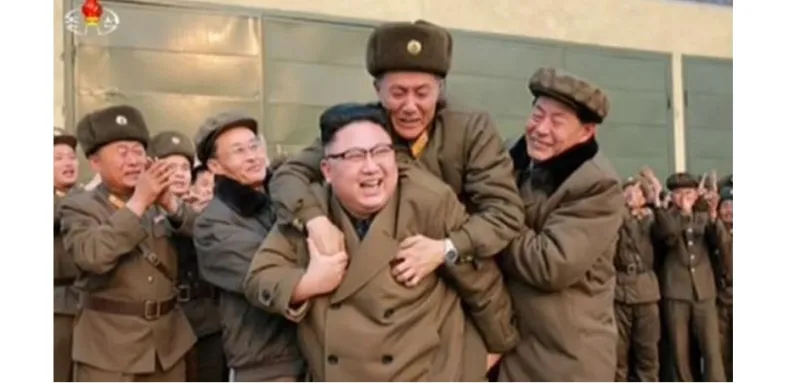 حقيقة الرجل الغامض الذي قفز على ظهر رئيس كوريا الشمالية