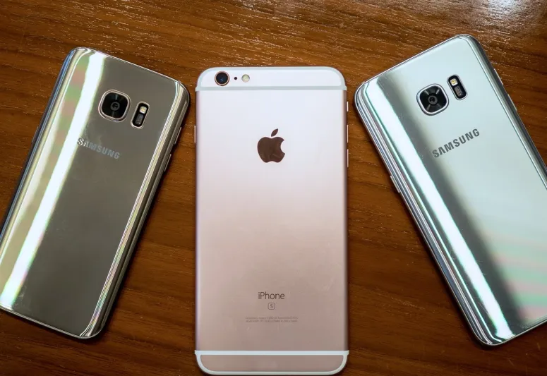 مقارنة بين هاتف سامسونج جلاكسي S8 وآيفون 7 