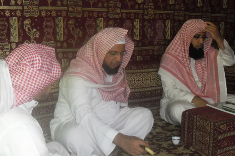 تجارة الوهم في السعودية.. رُقاة مزيفون وزيوت مباركة بأسعار خيالية