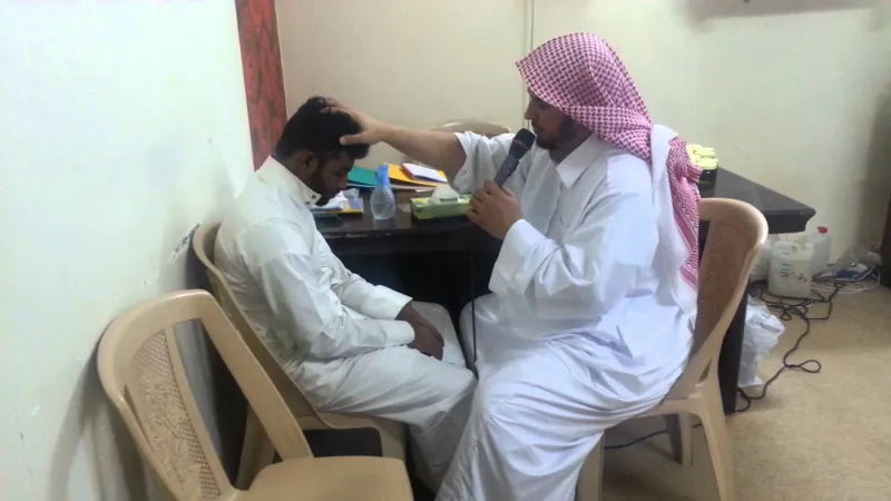 تجارة الوهم في السعودية.. رُقاة مزيفون وزيوت مباركة بأسعار خيالية