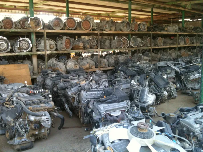 فيديو| سعوديان شابان يعملان في «تشليح السيارات»