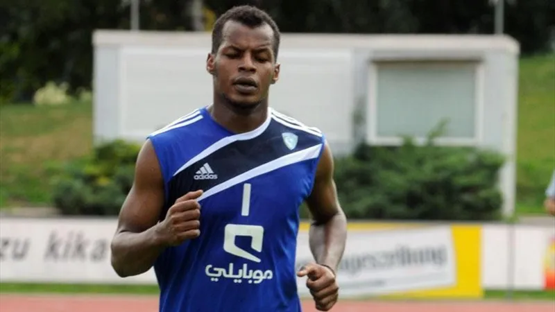 فيديو| لاعب نادي النصر يواجه خوفه من القطط