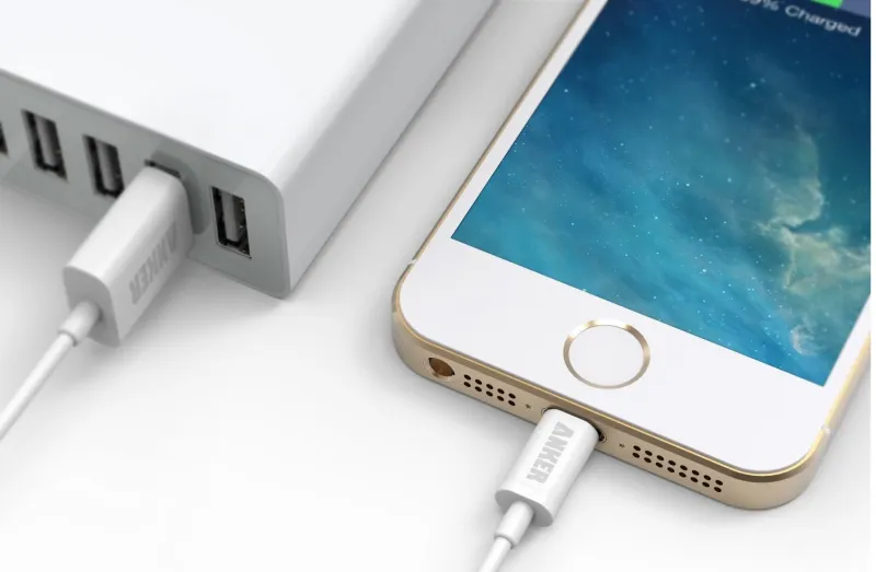 نام وبجواره شاحن الآيفون فقضى 3 أيام في المستشفى.. تعرف على قصته