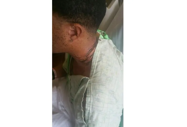 نام وبجواره شاحن الآيفون فقضى 3 أيام في المستشفى.. تعرف على قصته