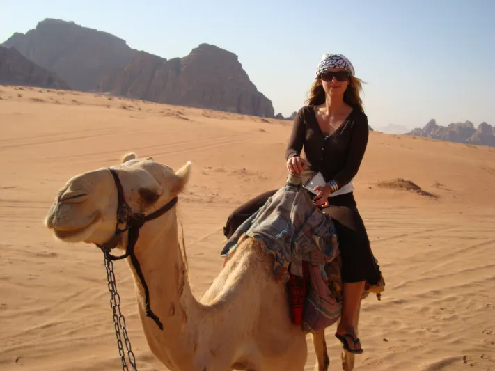 شاهد| الجنس الناعم تركب الخطر وتقود ناقة سريعة