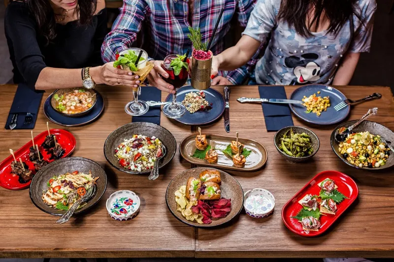 أمسيات الإثنين في إندي لا تشبه غيرها.. انغمس في عالم من التسلية والمرح