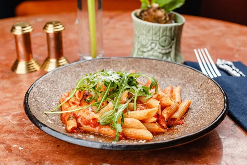 أمسيات الإثنين في إندي لا تشبه غيرها.. انغمس في عالم من التسلية والمرح