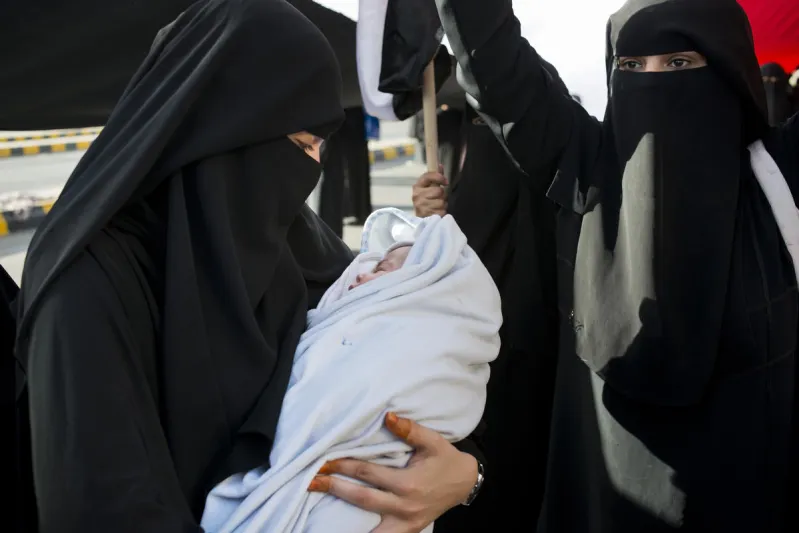 فيديو| يمنية تبكي على الهواء لمدير الجوازات السعودي.. إليك ما فعله