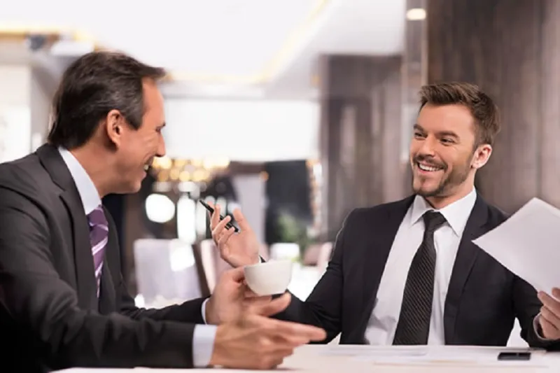 كيف تترك أفضل انطباع خلال اللقاء الأول باستخدام لغة الجسد؟