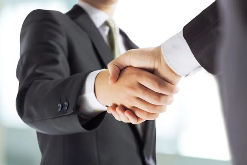 كيف تترك أفضل انطباع خلال اللقاء الأول باستخدام لغة الجسد؟