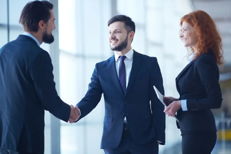 كيف تترك أفضل انطباع خلال اللقاء الأول باستخدام لغة الجسد؟