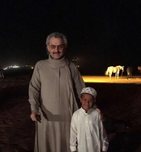 شاهد ما فعله الوليد بن طلال مع طفل تمنى أن يكون ابنه