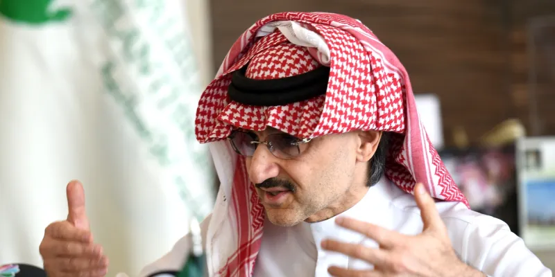 شاهد ما فعله الوليد بن طلال مع طفل تمنى أن يكون ابنه