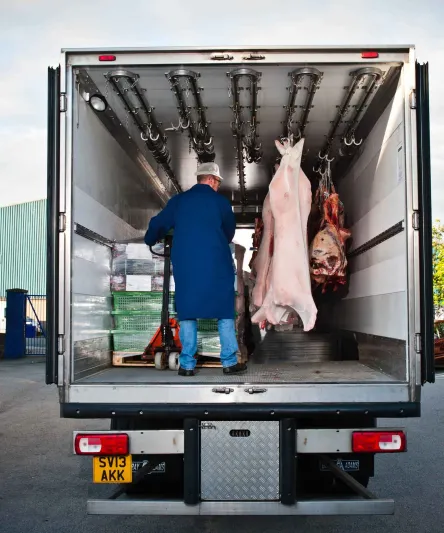 فيديو| عملية نقل لحوم فاسدة من متجر شهير