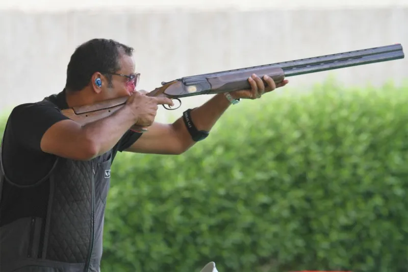 شاهد سعوديون يتدربون على الرماية في الصحراء لكنهم يفاجئون بشيء غير متوقع