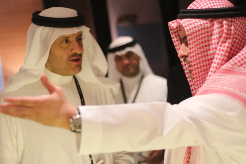 فيديو| سلطان بن سلمان يتجاذب أطراف الحديث مع أحد المسنين في قطار الشمال