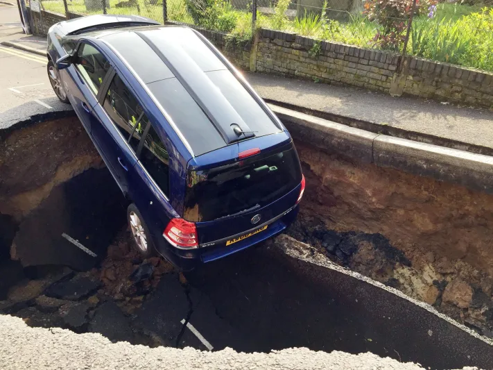 شاهد ما تم العثور عليه في موقع خسف سيارة مواطن 