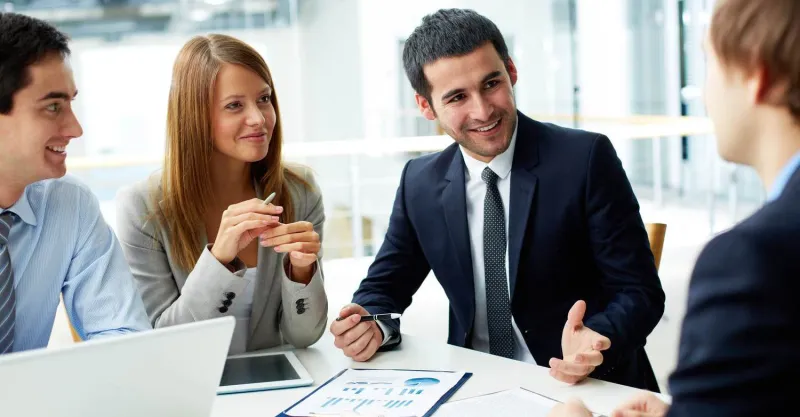 كيف تترك أفضل انطباع خلال اللقاء الأول باستخدام لغة الجسد؟