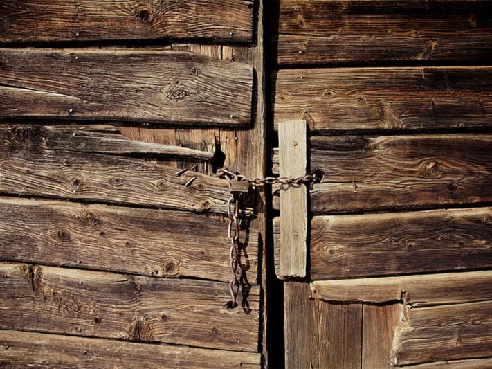 فيديو|أبناء يحتجزون والدهم المسن بالسلاسل في السعودية