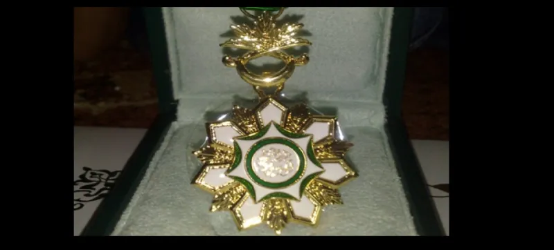 تقليد شاب وسام الملك عبدالعزيز لتبرعه بكليته لوالده