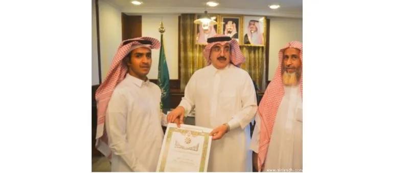 تقليد شاب وسام الملك عبدالعزيز لتبرعه بكليته لوالده