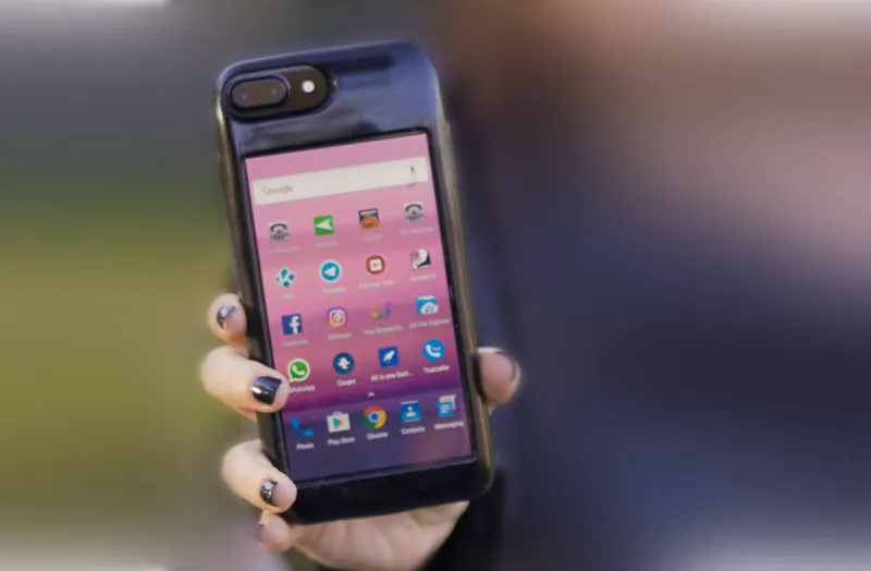 «Eye».. كفر حماية للآيفون مع هاتف أندرويد بالخلف