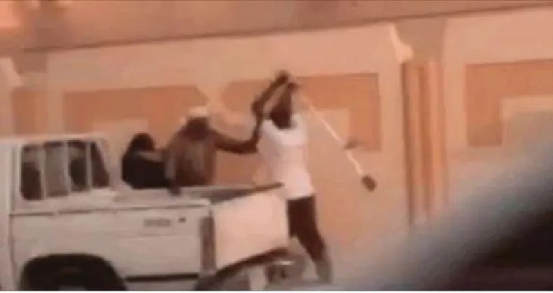 فيديو صادم| شاب يضرب والديه بالعصا في الشارع!