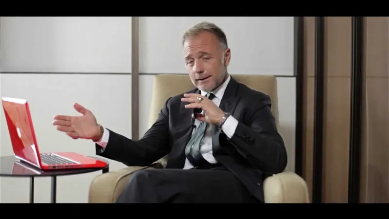 الملياردير الإيطالي جيانلوكا فاتشي.. أيقونه الأناقة واللياقة