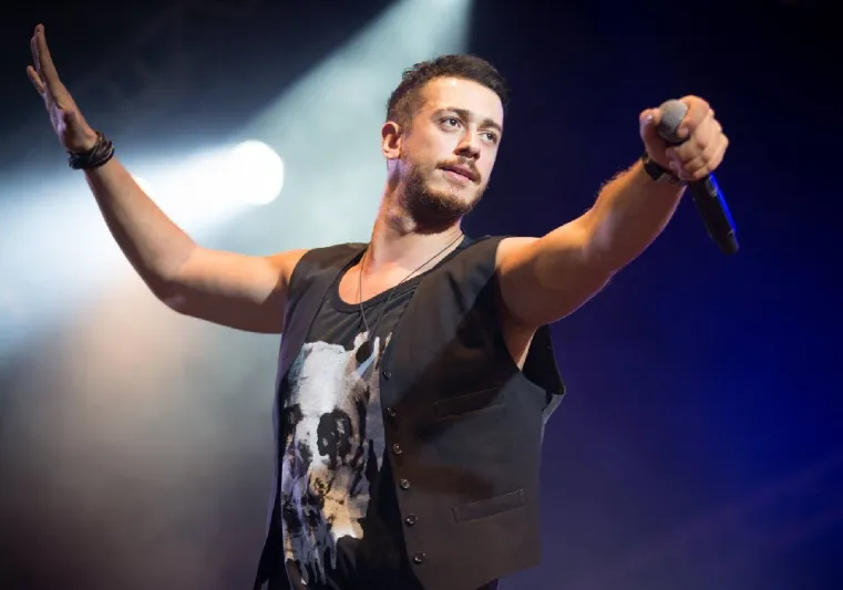 سعد المجرد يحتفل بالإفراج المؤقت مع أحد فرق موسيقى الشوارع! (فيديو)