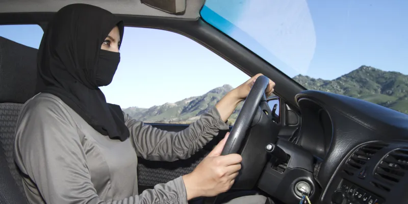 فيديو| فتاتان ترقصان داخل سيارة بإشارة مرور في المملكة