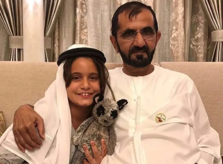 محمد بن راشد ينشر صورة مع ابنته ويعلق: "وين عقالي؟"