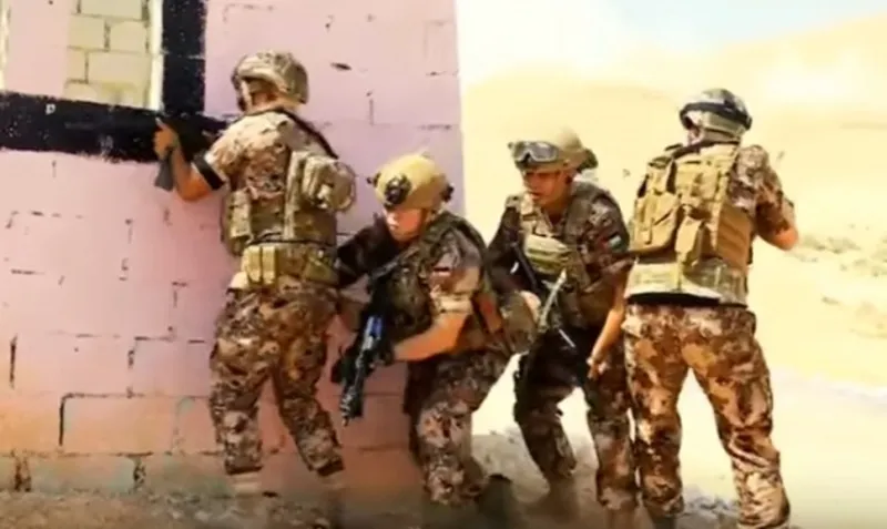 فيديو| ملك الأردن يقاتل بالذخيرة الحية في تدريب عسكري