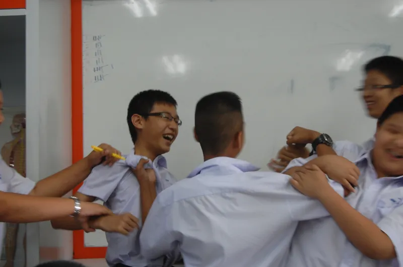 فيديو| شجار عشرات الطلاب أمام مدرسة