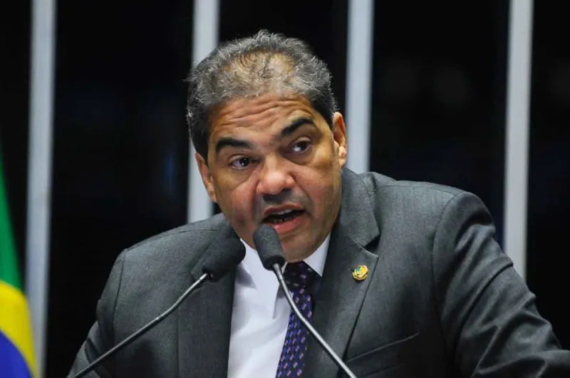 فيديو| أغرب موقف محرج مع سيناتور برازيلي بسبب أسنانه