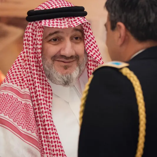 خالد بن طلال يهنئ ابنه الأمير النائم بآيات مؤثرة