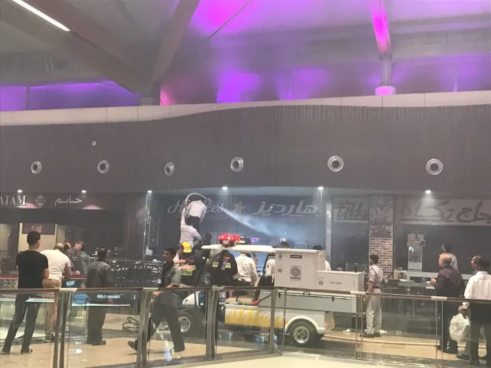 بالفيديو حريق في مركز صحارى بالشارقة