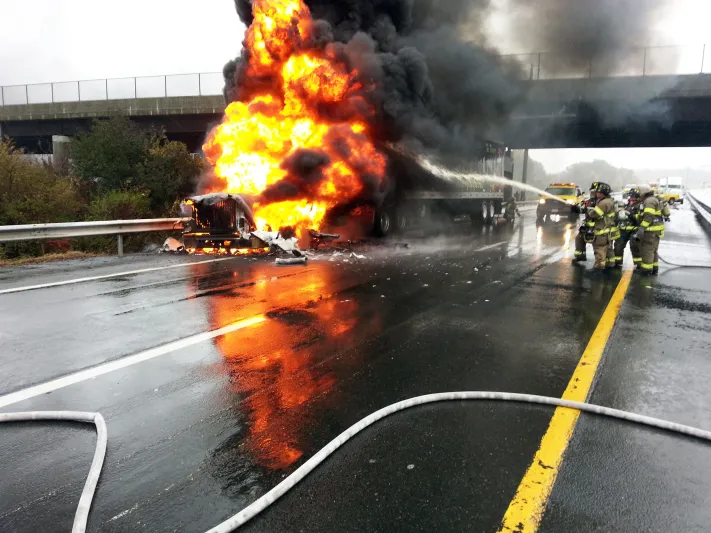 فيديو|حريق هائل لناقلة بترولية على طريق مكة