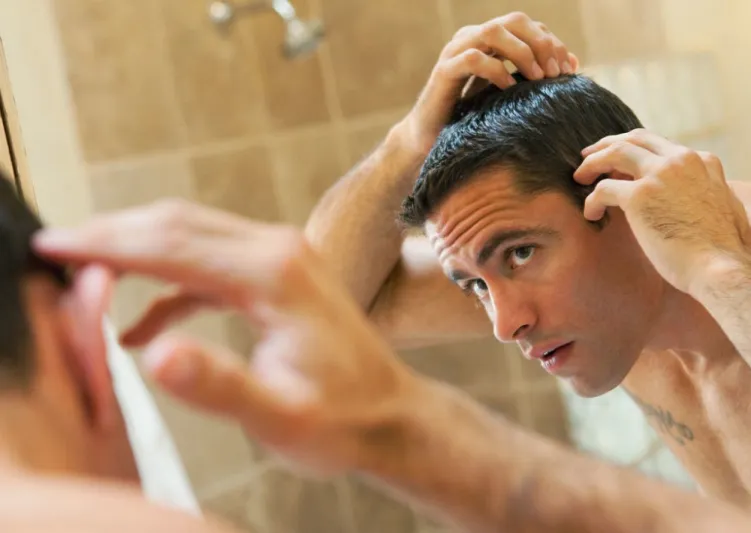 5 أسباب خطيرة وراء ظهور الشعر الأبيض قبل بلوغك الثلاثين