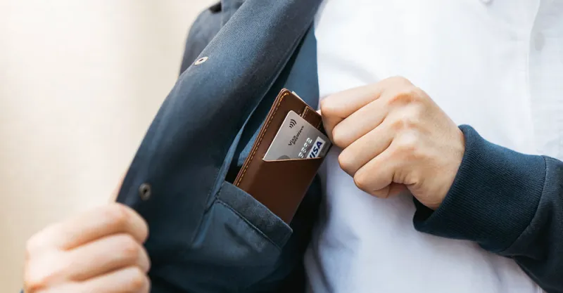 تفاصيل تفسد طلتك الأنيقة.. بينها شريط الحذاء والجيوب المنتفخة