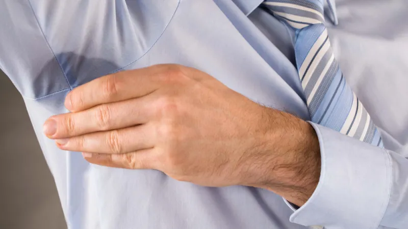 تفاصيل تفسد طلتك الأنيقة.. بينها شريط الحذاء والجيوب المنتفخة