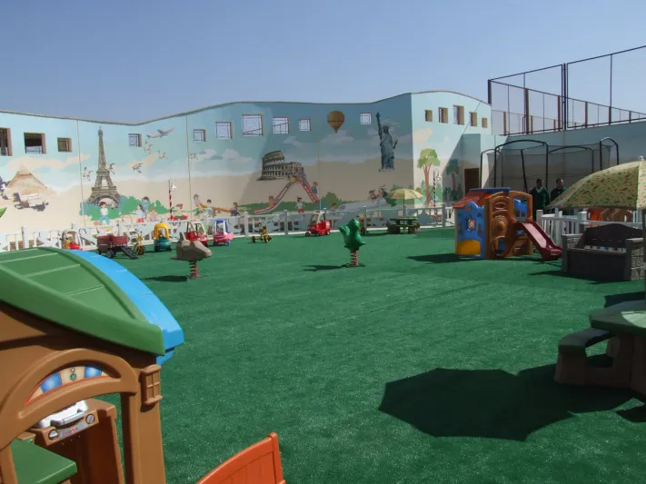 فيديو مؤلم طفلة تبكي وتتوسل مطرودة خارج الحضانة في عمان